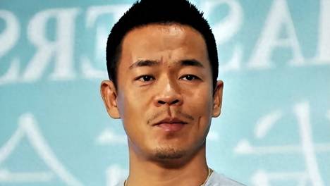 得罪杨坤遭行业封杀20年，如今靠张嘉益扶持，凭《主角》重返央视