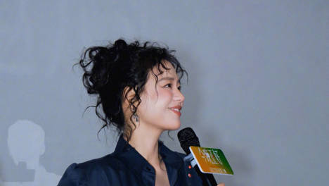 马思纯卷发造型复古迷人 眼神低垂又美又有疏离感