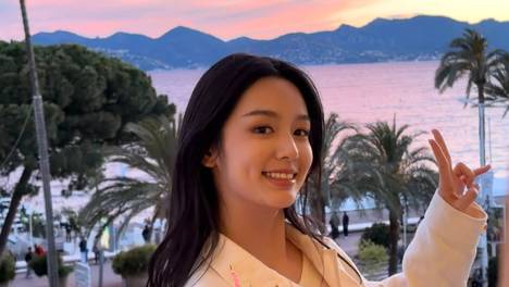 周也520庆生随拍曝光！头顶小蛋糕与晚霞合影好美
