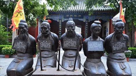 岳飞墓原有五尊跪像，历经朝代更迭少了一人，此人究竟是谁?