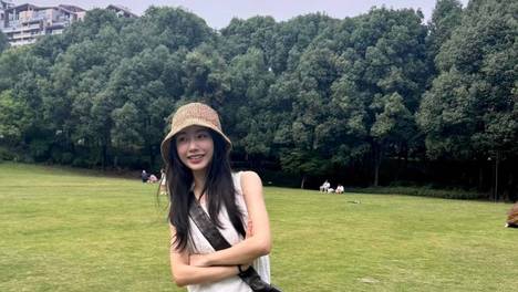 夏天鞋子应该怎么选？试试黑色鞋子不会错，皮鞋、布质鞋都能选