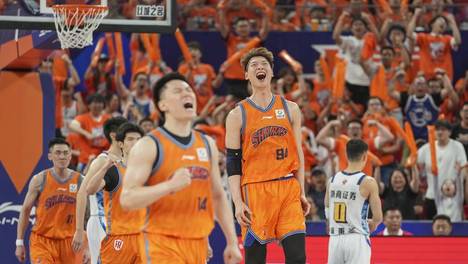CBA-上海4-1广厦夺得总冠军 全队庆祝胜利