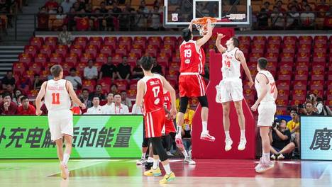 热身赛-中国男篮惜败 郭士强场边着急指导