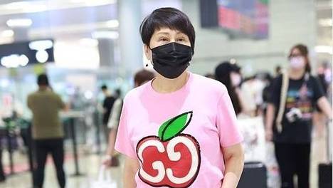 张凯丽穿出了60后想要的年轻范，粉色T恤配短裤，大秀“豆腐腿”