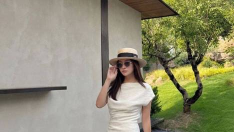 夏天穿搭简单精致是关键，不想出错就选套裙，清凉防晒又高级