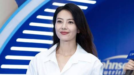 “高圆圆”不愧是穿搭高手，穿白色衬衫裙亮相，看似低调却很高级