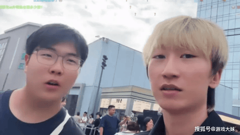 学生高考在即，两位LOL主播街头接受采访，直言不高考照样赚大钱