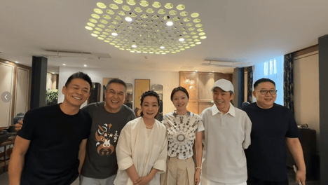 张艺谋夫妇与张嘉益等人聚会 45岁陈婷越活越年轻