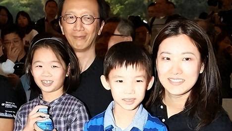 伏明霞：丈夫已是七旬老人儿子才满20，嫁给百亿富翁，她后悔了吗