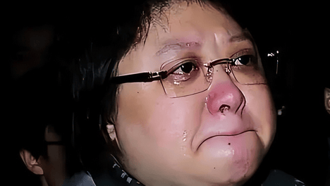 韩红帮助冯小刚被坑，口碑崩塌公益项目遭质疑，罪魁祸首反而隐身 韩红因首映礼助片遭舆论攻击，冯小刚隐身避责，风波引发争议。