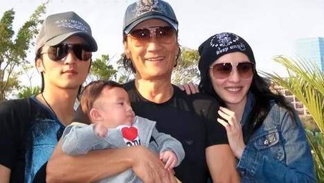 谢贤临终心结：痛心谢霆锋离婚走他老路，张柏芝换黑头像沉默送别 父亲看子重走苦路心碎，谢贤去世后张柏芝换黑头像，表达无声哀悼，展现深沉情感。