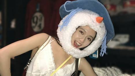 李兰迪戴雪人毛绒帽游玩自拍 可爱鲜活元气满满