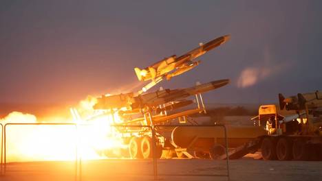 空军基地再遭覆盖打击 重型战斗机当场被摧毁 数十名士兵一个没跑掉