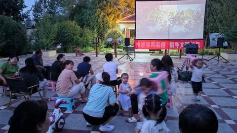 文化惠民零距离！东环路社区公益电影点亮居民“夜生活”