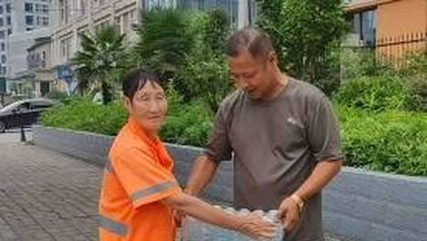 冒着酷暑坚持8年 “西安最美退役军人”刘小龙自费为环卫工送“清凉”