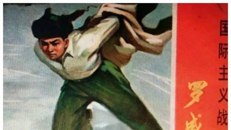 1952年，罗盛教跳入冰窟救出朝鲜少年后牺牲，却险些评不上特等功
