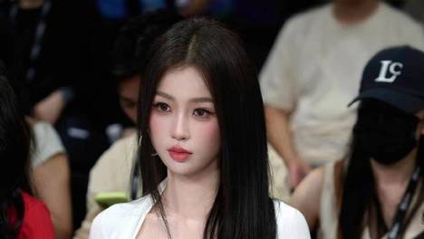 虞书欣最新美照，这腿谁见谁着迷，肉乎乎好可爱，瘦而不柴太绝了