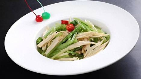西芹别炒肉了，搭配它炒一锅，微辣咸香，连吃三天都不腻