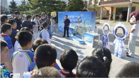 行业首创嵌入式一级能效热水器！卡萨帝无界U7走进海尔希望小学