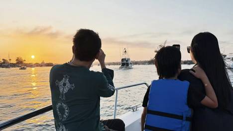 陶喆一家三口出海度假 7岁儿子五官酷似老爸画面好温馨