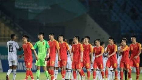 10月11日：王钰栋单挑突破杨希遭拉拽判点球，海港高价引援被轻松过掉，颜面何存