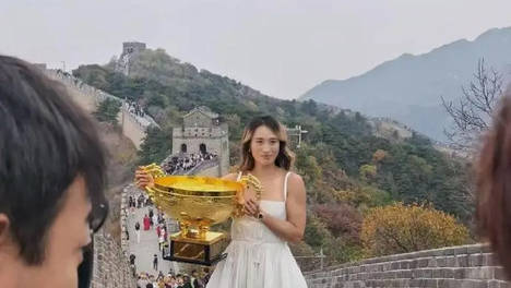 郑钦文登长城手捧奖杯遭偶遇 身穿白色长裙心情大好