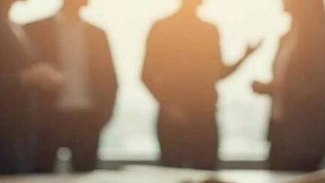 妈妈被娃突然抱起重重摔倒在地