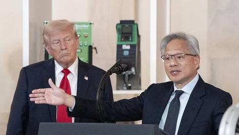 最后时刻，黄仁勋挤上飞向北京的“空军一号”
