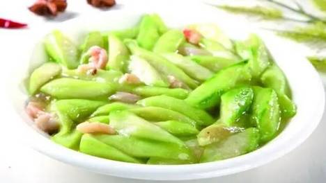 炒丝瓜怎么做才不发黑？最忌切了就炒，学会一招，丝瓜翠绿又脆嫩
