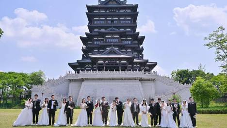 小火车上撒喜糖，30余对新人东安湖畔的“开放式婚礼”引关注