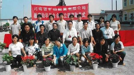 河南某公司，因老板频繁发钱，员工不敢请假：“我们基本不请假，一请假光错过发钱的机会！”