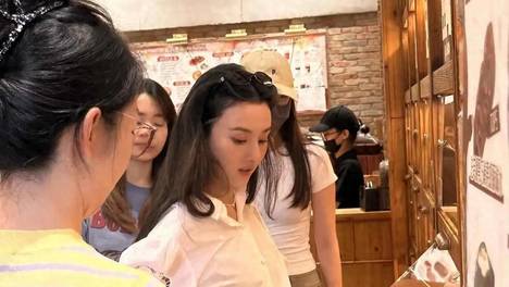 28岁宋祖儿现身天津一间面包店购物，她的打扮好时尚，真人太美了