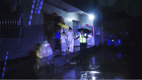 薛坪镇：干群同心　风雨共度