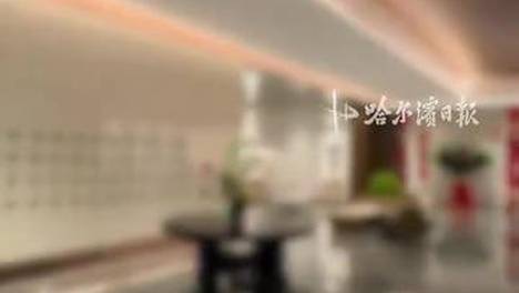 乌鲁木齐一亚朵酒店旅客深夜无法入住，22点到达等待半小时仍未办妥，酒店称因延时退房至18点影响打扫