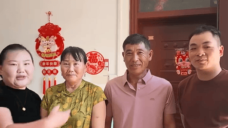 河南女子与丈夫结婚后，发现单身的公公脾气很好，于是主动介绍给离异的母亲，撮合两位老人组建新家庭，母女俩嫁给了父子俩，“亲上加亲”