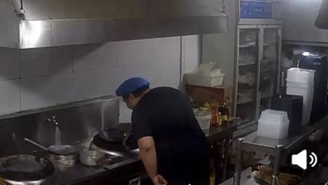 西安一烧烤店后厨人员被曝在洗锅过程中漱口、吐水，当地市监局通报：涉事门店负责人被约谈，立即停业整改