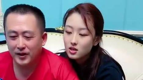 这手牵得有点紧呀！姐姐是怕他跑了吗？