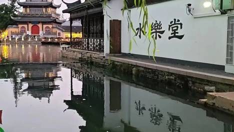 旅游去了那么多地方，为什么还是不快乐？