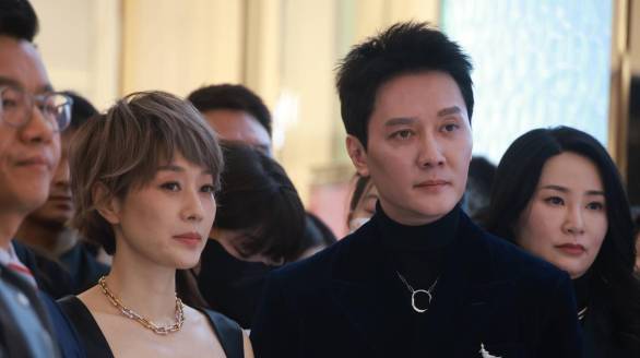 马伊琍黑色皮裙配珠宝优雅贵气 冯绍峰黑西装造型风度翩翩搜狐娱乐·3