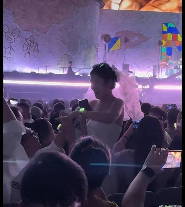 演唱会求婚被喊“坐下”：一场“表演”找错了观众
