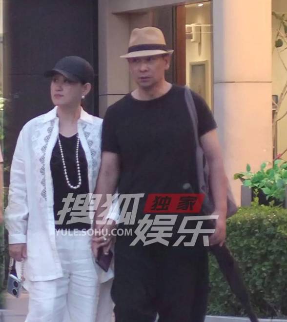 赵文卓张丹露雨天外出按摩，全程贴心护妻好恩爱