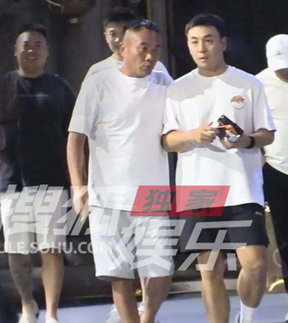 释小龙和好友聚餐出行，一路谈笑风声身姿挺拔