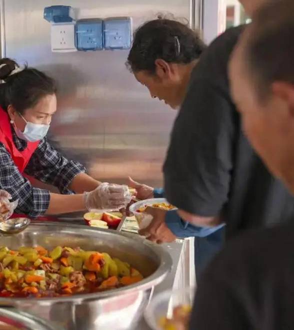 一辆移动餐车的温暖：一碗热乎饭 两地互助情