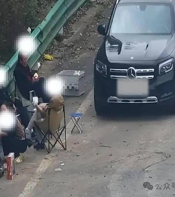 车辆因电瓶故障无法行驶，5人竟在高速避险车道围坐生火做饭，未放置警告标志也未报警；交警：罚200元，记3分