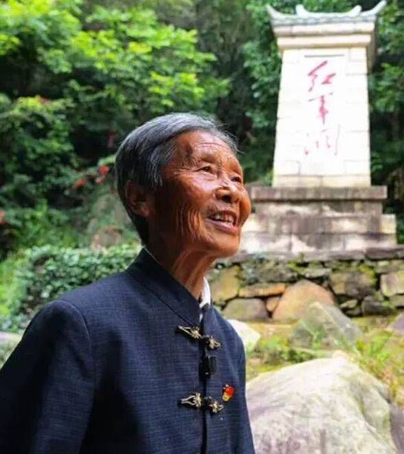 85岁老人守护"红军洞"62年，捐出67件红色文物