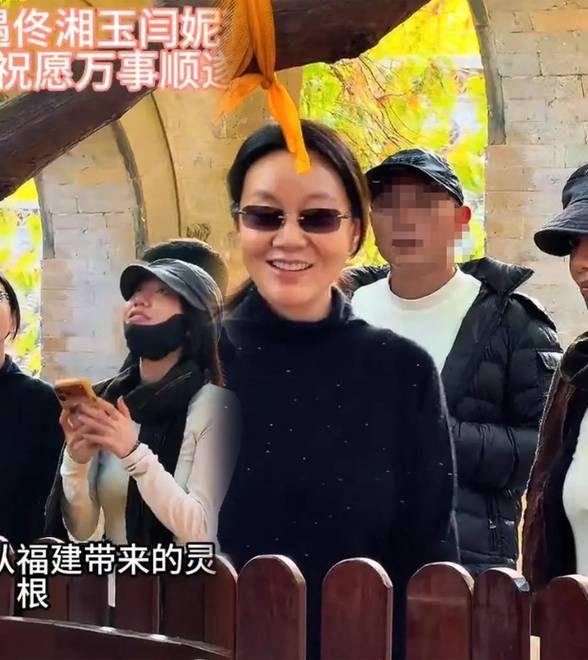 闫妮带女儿去大孤山祈福，母女俩手牵手像闺蜜