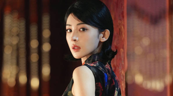 娜扎穿无袖旗袍裙风情万种