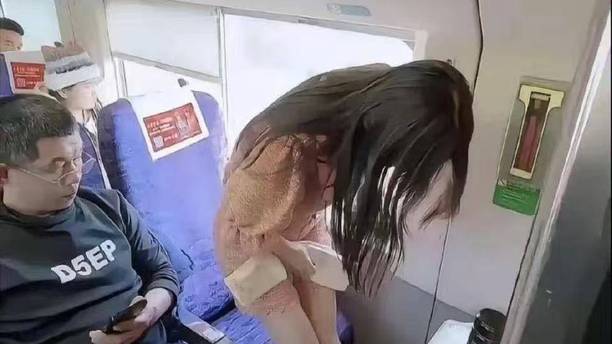 兄弟咱们换个座位吧，这个妹子怕你受不住！