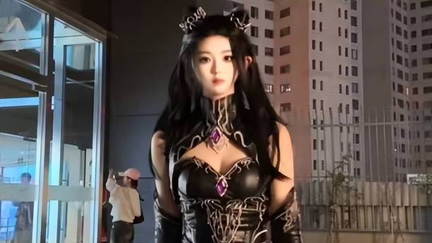 朱竹清cos紧身衣配皮裤好感性，长的也很美，粉丝表示也太还原了