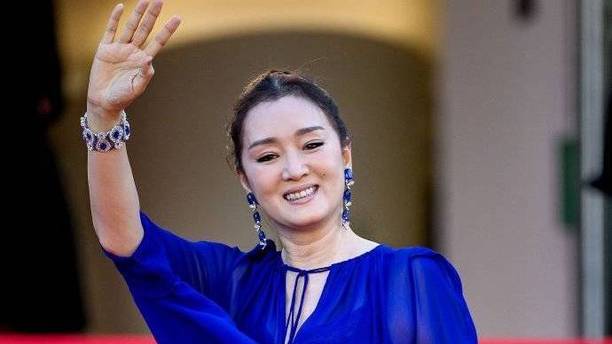 60岁巩俐大杀四方！一袭宝蓝色长裙搭蓝宝石项链耳环 一点都没老